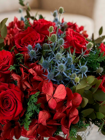 Arreglo Floral con Rosas Preservadas Rojas en Base Copa de Vidrio