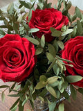 Arreglo Floral con Rosas Preservadas Color Rojo Claro en Base Cuadrada de Vidrio con Agua Acrílica