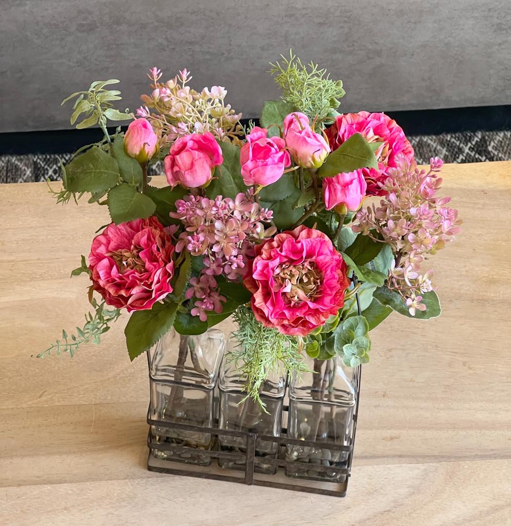 Set de 3 Botellas con Rosas y Follajes Artificiales en Base de Herrería con Agua Acrílica