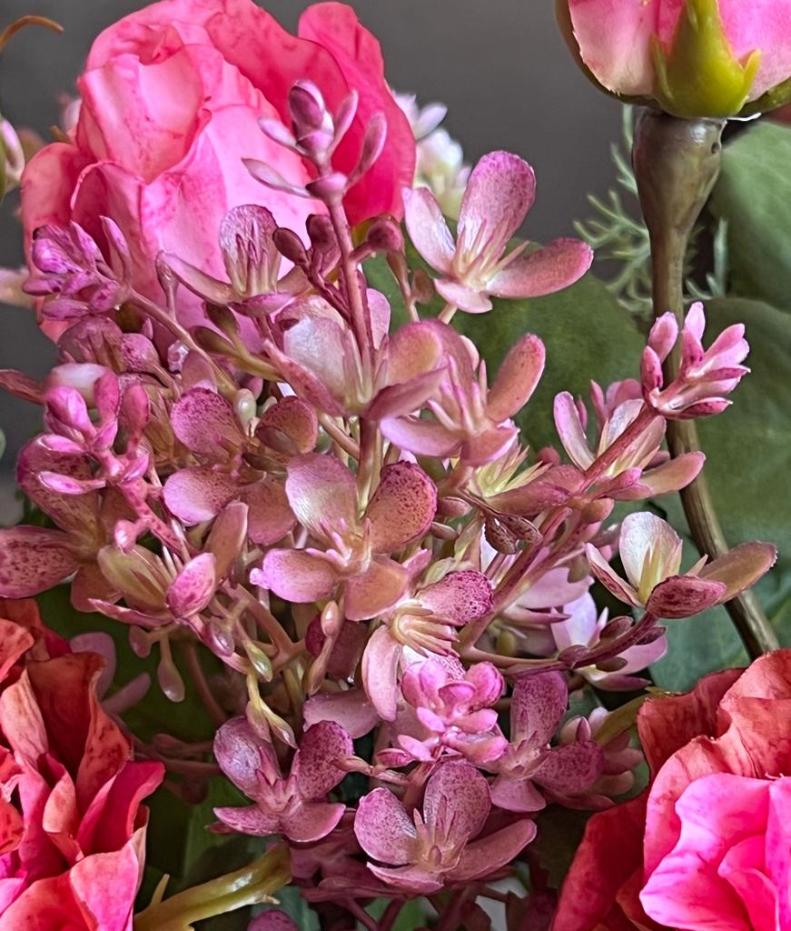 Set de 3 Botellas con Rosas y Follajes Artificiales en Base de Herrería con Agua Acrílica