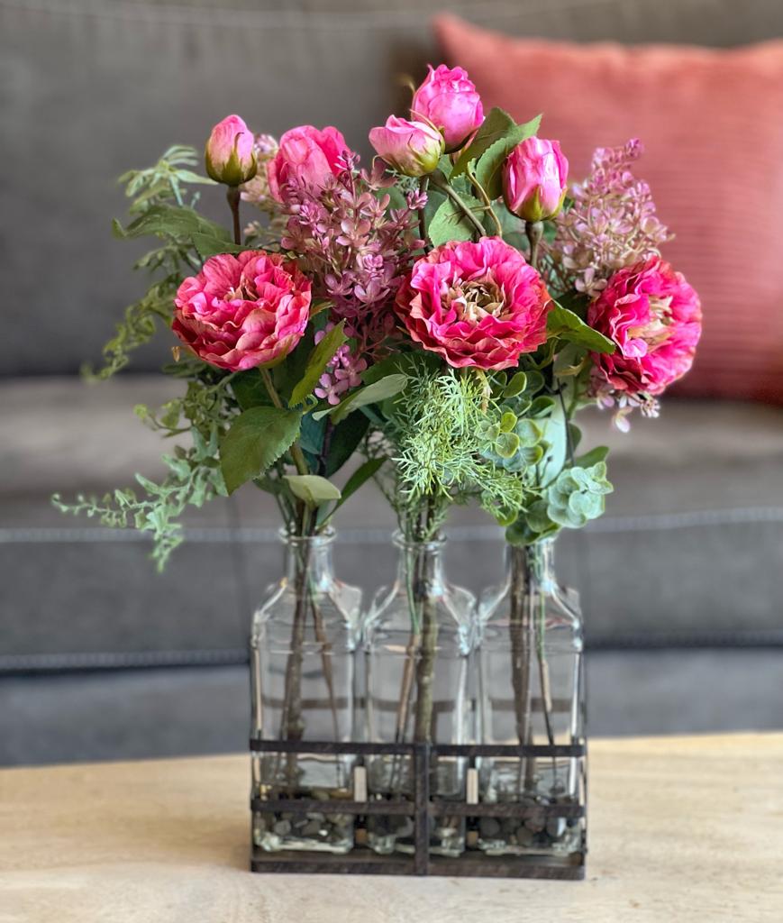 Set de 3 Botellas con Rosas y Follajes Artificiales en Base de Herrería con Agua Acrílica