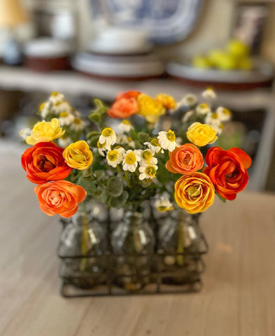 Set de 6 Botellas con Ranunculus Naranjas Artificiales en Base de Herrería con Agua Acrílica
