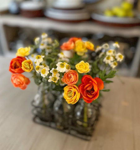 Set de 6 Botellas con Ranunculus Naranjas Artificiales en Base de Herrería con Agua Acrílica