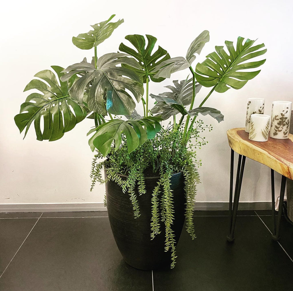 Planta Monstera  de 90cm con Lotus  y Helecho Colgante en Base de Resina Chocolate