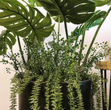 Planta Monstera  de 90cm con Lotus  y Helecho Colgante en Base de Resina Chocolate