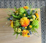Centro de Mesa Artificial con Dahlias en Tonos Naranjas Base Cristal Espejo.