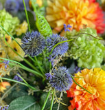 Centro de Mesa Artificial con Dahlias en Tonos Naranjas Base Cristal Espejo.
