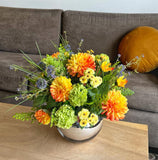 Centro de Mesa Artificial con Dahlias en Tonos Naranjas Base Cristal Espejo.