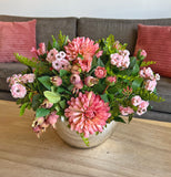 Centro de Mesa Artificial con Dahlias en Tonos Rosas y Verdes Base Cristal Espejo.