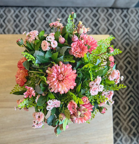 Centro de Mesa Artificial con Dahlias en Tonos Rosas y Verdes Base Cristal Espejo.