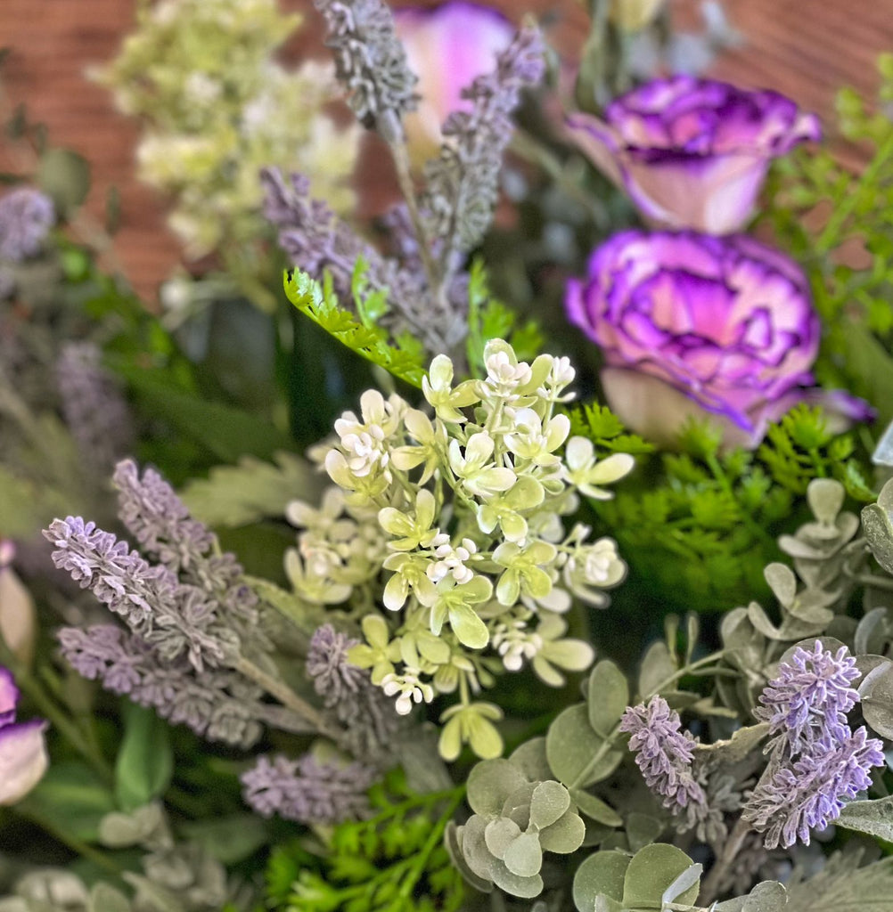 Arreglo Floral de Lisianthus y Follajes Artificiales en Base Tipo Cantera