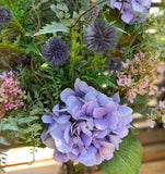 Arreglo Floral de Hydrangeas Lavandas y Follajes Artificiales en Cilindro de Vidrio con Agua Acrílica