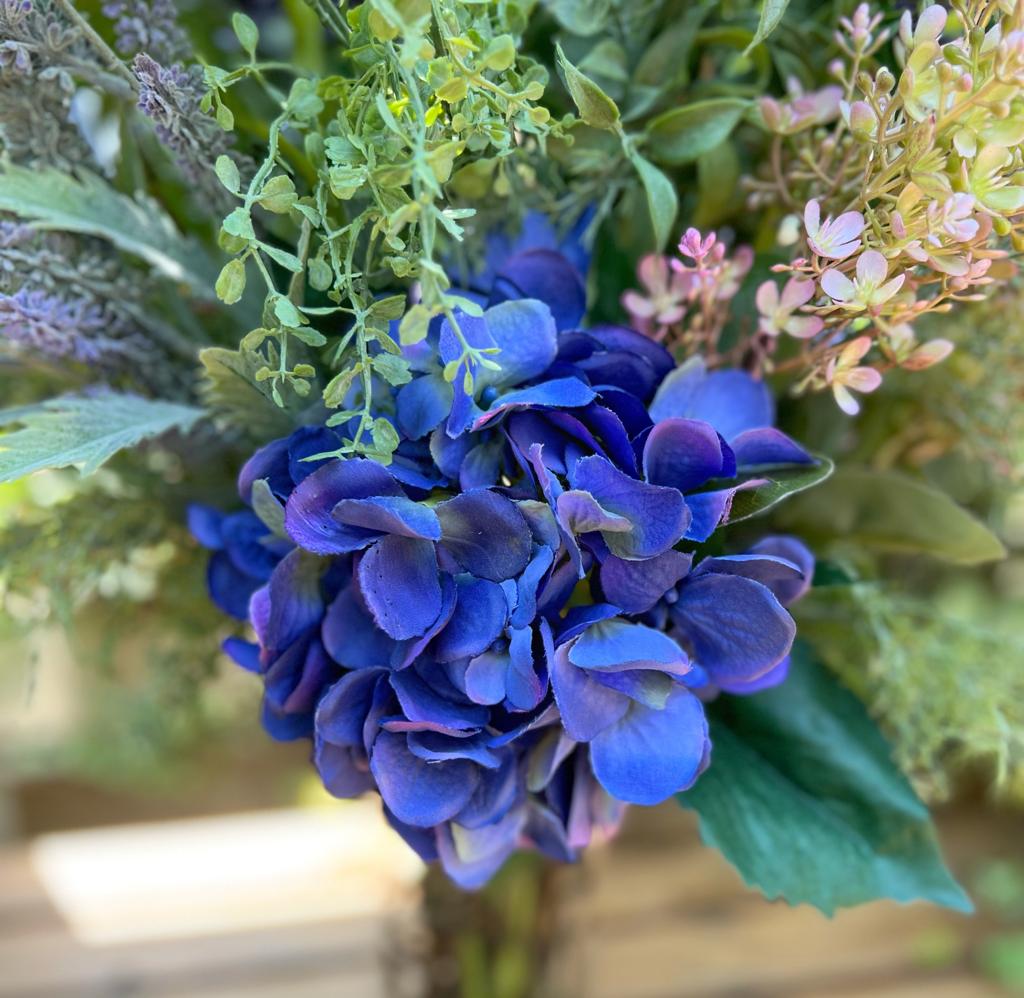 Arreglo Floral de Hydrangeas Lavandas y Follajes Artificiales en Cilindro de Vidrio con Agua Acrílica