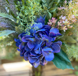 Arreglo Floral de Hydrangeas Lavandas y Follajes Artificiales en Cilindro de Vidrio con Agua Acrílica