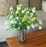 Arreglo Floral de Stephanoptis Blanco Artificial en Florero de Vidrio con Base de Herrería y Agua Acrílica