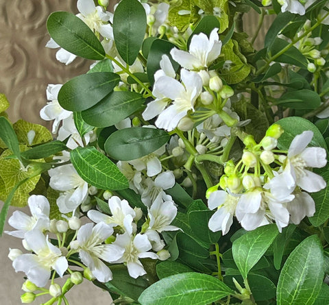 Arreglo Floral de Stephanoptis Blanco Artificial en Florero de Vidrio con Base de Herrería y Agua Acrílica